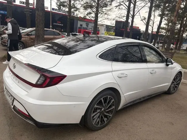 Легковой автомобиль седан HYUNDAI SONATA, 2019 г.в., г/н У160УM124, VIN KMHL241EBLA037175, номер кузова KMHL241EBLA037175, номер двигателя G4NMKA388071, цвет белый. Начальная цена продажи 2 656 250 руб. Задаток 398450 руб.