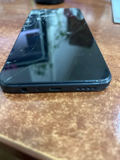 Сотовый телефон марки Realme (экран разбит) — 1 шт.