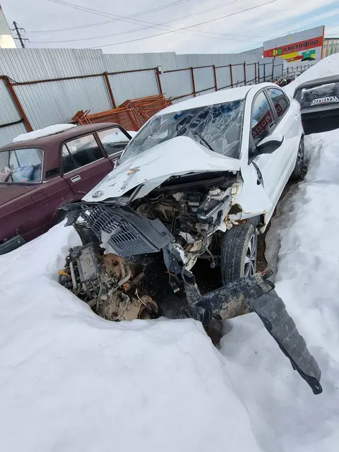 Годные остатки KIA RIO, г.в. 2014, VIN: Z94CB41BAFR247797, г/н: Р066МО11, Документы: Нет, Ключи: Нет, Примечание: Передняя часть автомобиля битая, часть двигателя отсутствует, лобовое стекло битое. АС ПИБИ: 11-008763-1