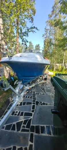 Маломерное судно марки Матрикс, регистрационный номер Р75-62МН, заводской номер 01/10, 2010 года постройки, с подвесным лодочным мотором Mercuri, мощность 80 л.с., 58,83 кВт, заводской номер ОР543310. Работоспособность не проверялась. Расположенный по адресу: Мурманская обл., Кольский р-н, 29 км автодороги Кола-Верхнетуломский, б/о «Андромеда». Должник Задворный Ю.В.