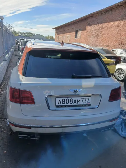 Легковой автомобиль БЕНТЛИ BENTAYGA V8 DIESEL, 2019 года выпуска, идентификационный номер (VIN): SJAAE14V1LC030338, № кузова (прицепа): SJAAE14V1LC030338, шасси (рамы): отсутствует, мощность двигателя: 435 л.с., 319,9 кВт, объем двигателя: 3956 куб. см, цвет: бежевый-оранжевый