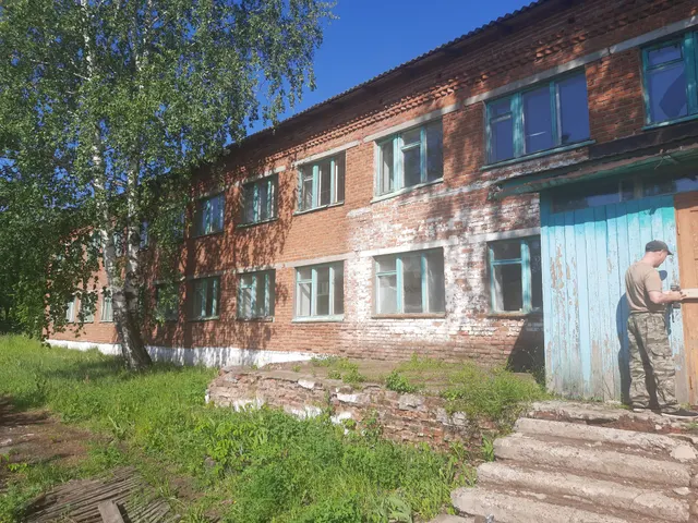Общежитие и земельный участок под ним