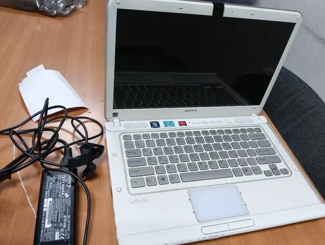 ГОДНЫЕ ОСТАТКИ: ноутбук марки «SONY» модели «PCG-61715V» в корпусе черно-белого цвета с зарядным устройством «SONY»