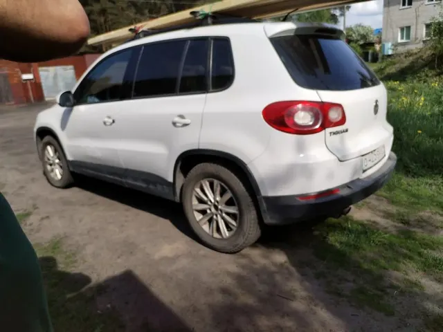 Транспортное средство Volkswagen Tiguan, 2010 года выпуска, цвет – белый, VIN XW8ZZZ5NZBG103087, государственный номер О425ВК29. Состояние ТС: повреждение лакокрасочного покрытия на переднем бампере, на левой передней двери, сколы и многочисленные очаги коррозии.