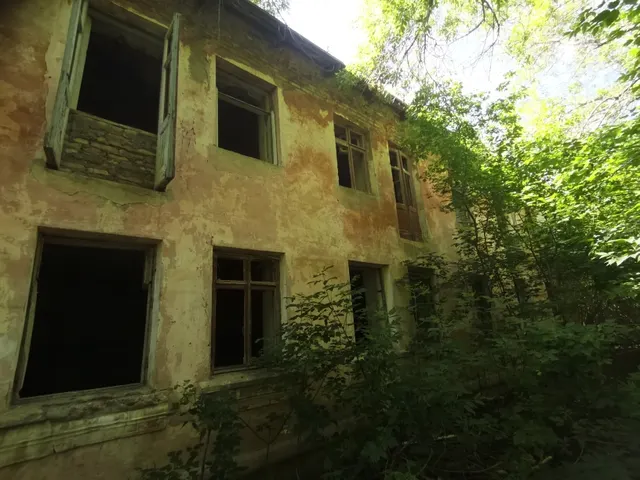 Земельный участок общей площадью 794 кв.м, с кадастровым номером 74:11:0306001:990, с расположенным на нем нежилым зданием — комбинат бытового обслуживания общей площадью 410 кв.м, с кадастровым номером 74:11:0000000:625, по адресу: Челябинская область, Кизильский район, п. Зингейский, пер. Школьный, д. 3
