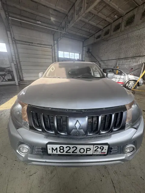 Транспортное средство Mitsubishi L 200 2.4, 2017 года выпуска, цвет -серебристый, VIN MMCJJKL10HH032461, государственный номер М822ОР29. Состояние ТС: не на ходу, неисправен двигатель, сколы и потертости по кузову, разбито правое зеркало и поворотник на левом зеркале, под капотом часть агрегатов изъято