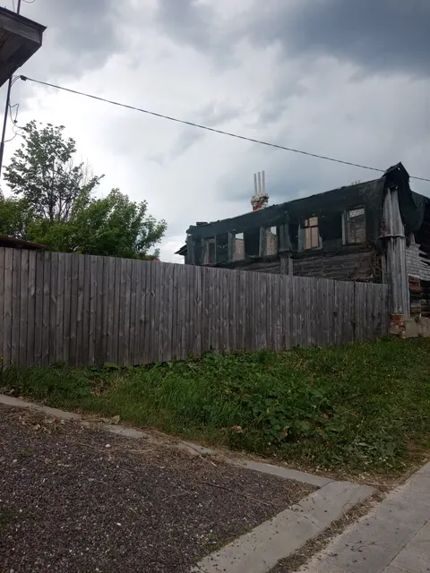 Нежилое здание, с земельным участком площадью 900 кв.м.