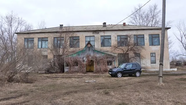 Здание детского сада с земельным участком под зданием, кадастровый номер  земельного участка 55:15:040101:392, расположенные по адресу: Омская область, Называевский район, с. Искра, ул. Южная, д. 9