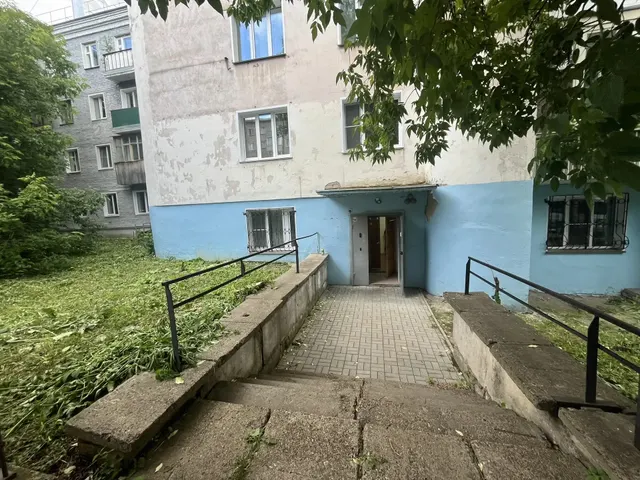 нежилое помещение с кадастровым номером 43:40:000233:854 по адресу: Российская Федерация, Кировская область, г.о. город Киров, г. Киров, ул. Всесвятская,  д. 15, помещ. 1001, с движимым имуществом.