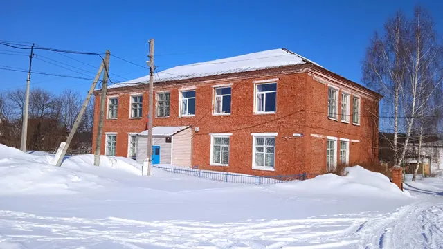 Лот № 3 - Здание сельской администрации с земельным участком, Сарапульский район, д. Девятово, ул. Азина, д.41а.