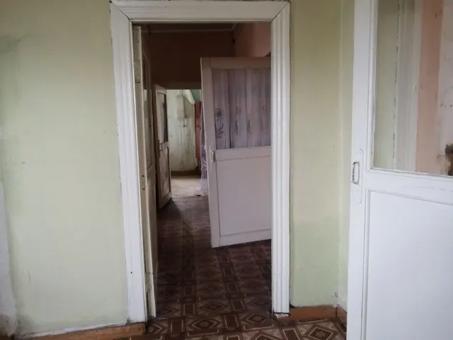 Земельный участок площадью 854 кв.м, с расположенным на нем объектом недвижимого имущества — зданием семенной инспекции площадью 94,8 кв.м, расположенных по адресу: Вологодская область, р-н Вожегодский, п. Вожега, ул. Гагарина, д. 17.