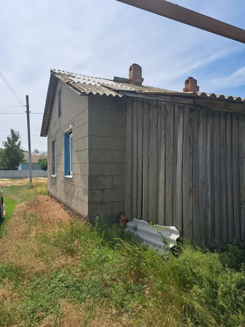 Здание (назначение – нежилое), кадастровый номер 64:38:000000:3079, площадь 52,9 кв.м, вместе с земельным участком (категория земель: земли населенных пунктов), кадастровый номер 64:38:130104:77, общая площадь 132 +/- 8 кв.м, местоположение: Саратовская область, р-н Энгельсский, с. Красный Партизан, ул. Южная, д. 7