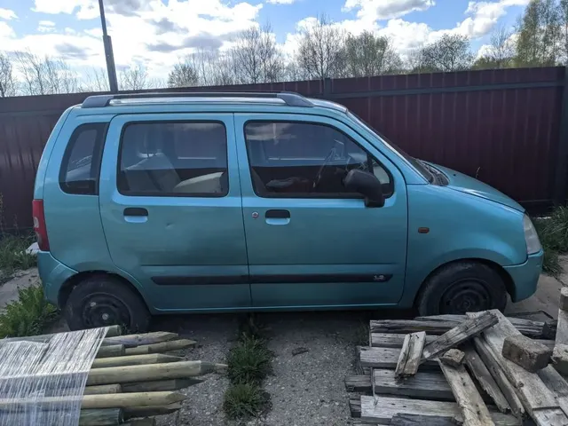 Автомобиль марки "Сузуки WAGON R+"