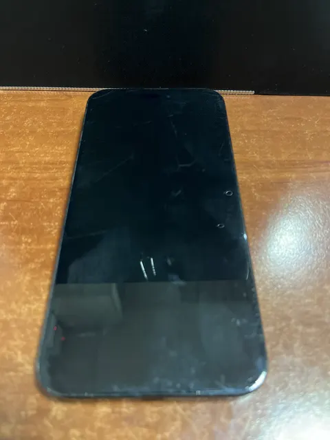 Сотовый телефон марки Honor черного цвета ,корпус разбит. — 1 шт.