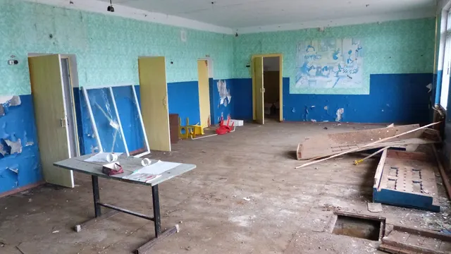 Здание детского сада с земельным участком под зданием, кадастровый номер  земельного участка 55:15:040101:392, расположенные по адресу: Омская область, Называевский район, с. Искра, ул. Южная, д. 9