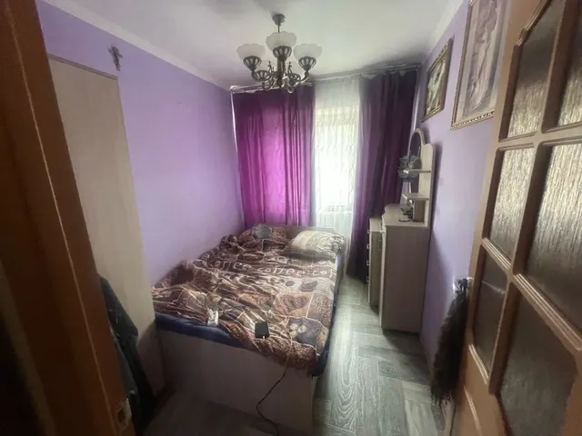 Квартира, назначение: жилое, этаж 4, площадь 48,8 кв.м., к/н 75:32:020137:333, по адресу: Забайкальский край, г.о. город Чита, г. Чита, ул. Гагарина, д. 17 кв. 13. Квартира имеет 3 комнаты, на полу линолеум, стены и потолок окрашены, квартира угловая, на окнах и балконе пластик