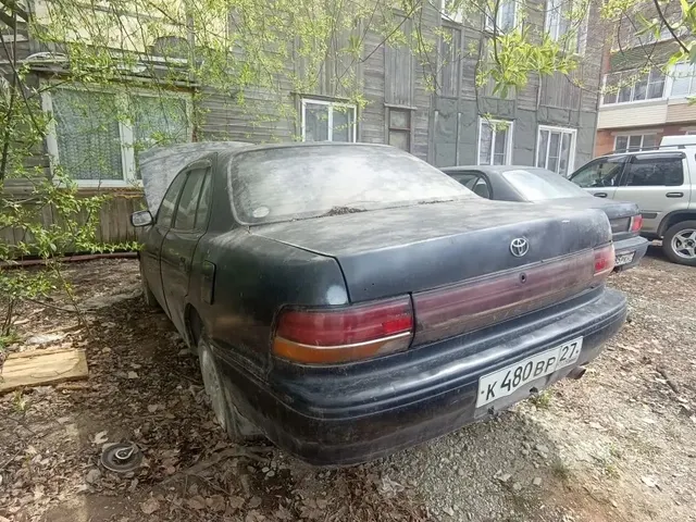Автомобиль марки Toyota Vista, г/н К480ВР27, 1991 г.в, № кузова SV300071236, темно -синего цвета, имеются повреждения по корпусу.