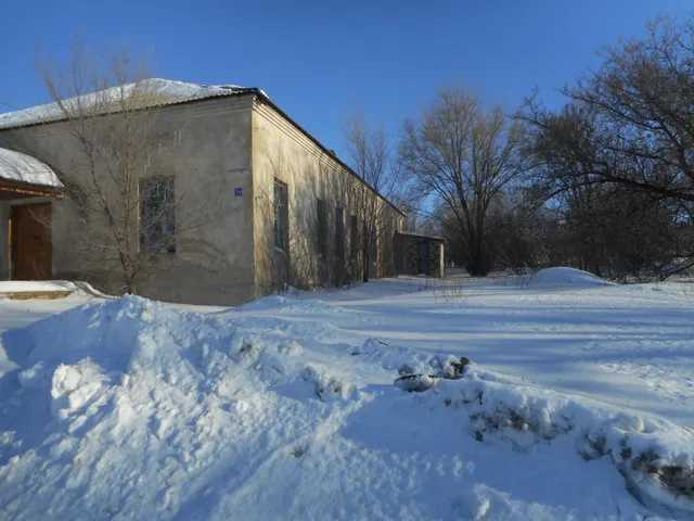 Здание нежилое с земельным участком