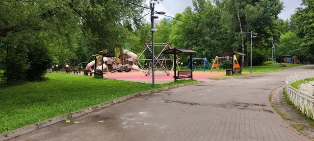Нестационарный торговый объект "Торговый автомат" по адресу: г. Москва, Угличская, вл. 13, основная территория ГАУК г. Москвы ПКиО "Лианозовский", Лианозовский парк, на набережной, при входе на детскую площадку, с левой стороны (НТО 16), специализация "Зоотовары" площадью 0,7 кв.м