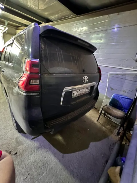 Toyota Land Cruiser Prado 2010 г.в., г/н М206МА14, цвет темно-серый, VIN JTEBU3FJ80K023928, по кузову мелкие царапины. Местонахождение: РС(Я). Собственник ГУП "Жилищно-коммунальное хозяйство РС(Я)".