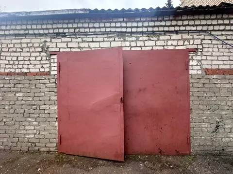 Земельный участок с кадастровым номером 37:04:040102:128, площадью 52,0 кв.м., и расположенным на нем нежилым зданием с кадастровым номером 37:04:040102:430, площадью 33,6 кв.м., расположенных по адресу: Ивановская область, Заволжский район, г. Заволжск, ул. Мира, д. 7, строение 10