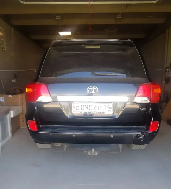 Toyota Land Cruiser 200, 2012 г.в., г/н С090СС14, цвет ЧЕРНЫЙ, VIN JTMHX05J204009663. Собственник ГУП ЖКХ РС(Я).