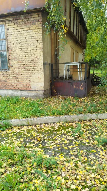 - нежилое здание общей площадью 33 кв. м, кадастровый номер 42:31:0107050:2742, расположенное по адресу: Кемеровская область – Кузбасс, г. Осинники, ул. 50 лет Октября, зд. 7, к. 4. -  земельный участок общей площадью 340 кв. м, кадастровый номер 42:31:0107050:3388, расположенный по адресу: Кемеровская область – Кузбасс, г. Осинники, ул. 50 лет Октября, з/у 7/1.