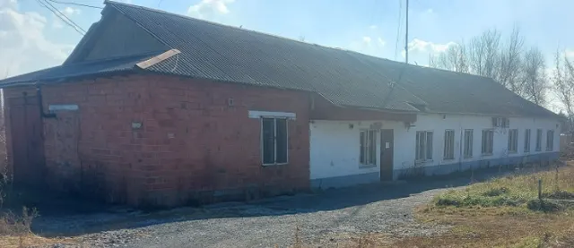 Земельный участок с кадастровым номером 25:16:260101:182, РНФИ П11270000963, с расположенным на нем объектом недвижимого имущества:  - нежилое здание с кадастровым номером 25:16:260102:1780, РНФИ П12270004663, по адресу: местоположение установлено относительно ориентира, расположенного в границах участка. Ориентир нежилое здание. Почтовый адрес ориентира: Приморский край, Спасский р-н, с. Спасское, ул. Спасская, д. 137/1.