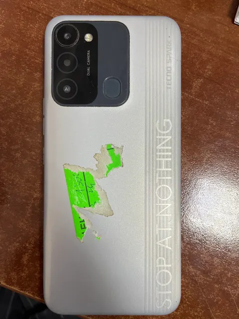 Сотовый телефон марки Tecno Spark в корпусе серебристого цвета,экран разбит. — 1 шт.