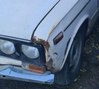 Автомобиль ВАЗ 2106, 2004 г.в., гос.номер Р466ТН38, белого цвета (отсутствует аккумулятор, по кузову ржавчина)