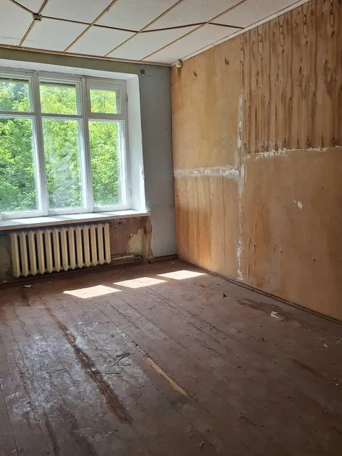 Здание, площадью 863,1 кв. м. с земельным участком