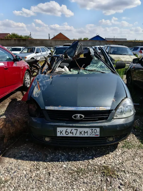 Годные остатки: автомобиль марки «Лада 217230 Приора», государственный регистрационный знак К 647 КМ 30, 2010 года выпуска (ключи и документы отсутствуют).VIN XTA217230В0128779 цвет серо-сине-зеленый, Характеристики и дефекты: ТС в разбитом состоянии, множественные повреждения различного характера.