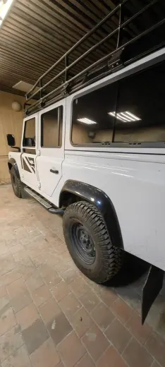 Автомобиль Land Rover Defender, 2014 г.в., VIN SALLDHMR8FA460858, г.н. М874МХ51, цвет ярко-белый, кузов без видимых повреждений, в рабочем состоянии, пробег 15852 км, состояние салона удовлетворительное. Работоспособность не проверялась. Расположенный по адресу: г. Мурманск, пр-кт Кольский, 8-10, АГ 12. Должник Задворный Ю.В.