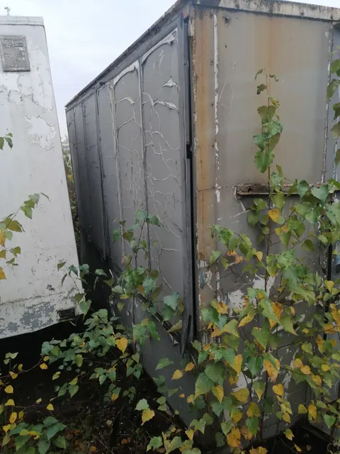Автоприцеп на колесах серого цвета, г.р.з. отсутствует