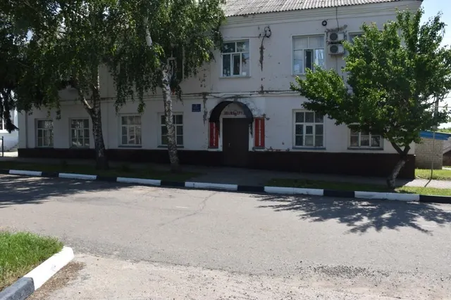 Земельный участок площадью 405 кв.м, кадастровый номер 31:21:0709011:252 (РНФИ П11330005427), с расположенным на нем объектом недвижимого имущества:  – здание пристройки площадью 96 кв.м, кадастровый номер 31:21:0709011:83 (РНФИ П12330003500) по адресу: Белгородская область, Красногвардейский район, г. Бирюч, ул. Ольминского, д.3 (Лит. Б2); – иное движимое имущество, первоначальная стоимость единицы которого меньше 500 тыс. рублей (станки для печати газет в количестве 3 шт.) (РНФИ П25330000042)