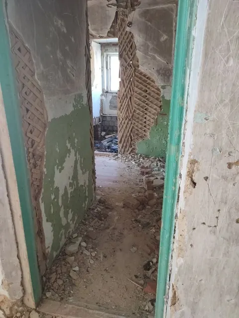 Здание нежилое - многоквартирный дом (в качестве строительных материалов от разборки объекта) с кадастровым номером 66:28:3201002:337 общей площадью 705,10 кв.м. расположенное по адресу: Свердловская область, р-н. Талицкий, п. Кузнецовский, ул. Ленина, д. 5