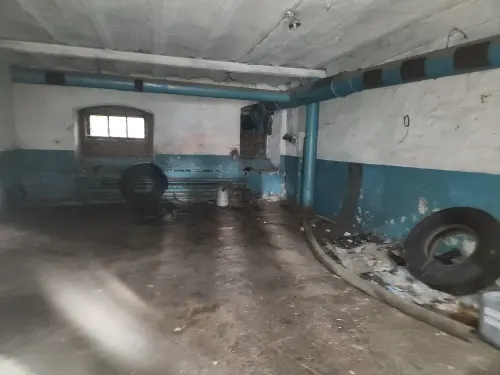 Здание административное и земельный участок