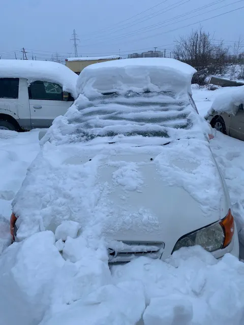 Автомобиль марки Toyota Ipsum с государственным регистрационным знаком У904КК14, автомобиль белого цвета, все 4 колеса на месте, все стекла целые, задняя фара разбита, вмятина на задней двери