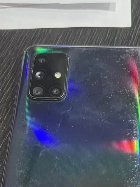 сотовый телефон (смартфон) марки: "SAMSUNG", модель: "Galaxy A71", номер модели: "SM-A715F/DSM", серийный номер: "R58NB1KQ1EP", IMEI (гнездо 1): 356557112469209, IMEI (гнездо 2): 356558112469207, в корпусе синего цвета, с треми сим-картами: № 8970102 699 782 2664 3 (оператор сотовой связи  1 Штука (шт)