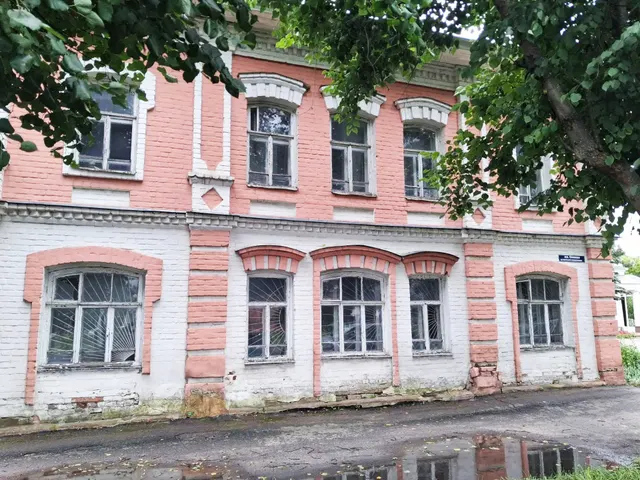 Продажа находящегося в федеральной собственности объекта недвижимого имущества площадью 185 кв. метров (кадастровый номер 44:25:030203:56) по адресу: Костромская область, г. о. город Буй, г. Буй, пл. Революции, д. 2, являющегося объектом культурного наследия регионального значения, с одновременным предоставлением в аренду земельного участка площадью 273,8 кв. метра (кадастровый номер 44:25:030203:18),на котором расположен такой объект недвижимого имущества.