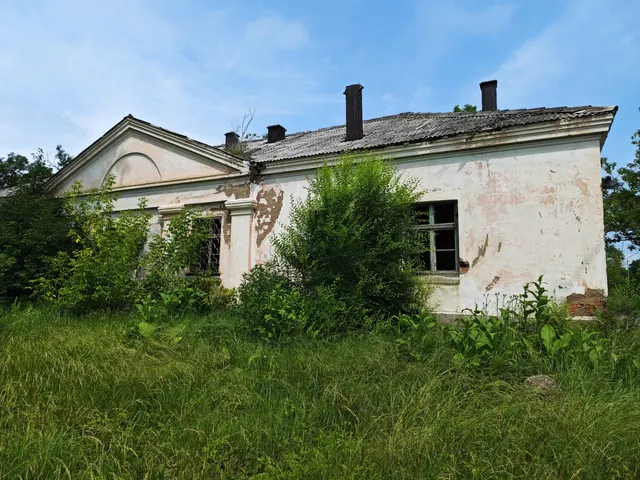 Нежилое здание (прачечная, автомобильный гараж), назначение: нежилое, кадастровый номер: 25:21:230103:902, и земельный участок, кадастровый номер: 25:21:230103:5166