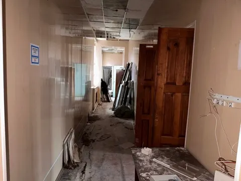 Нежилое помещение площадью 134,1 кв.м., с кадастровым номером 37:11:040101:1200, расположенного по адресу: Ивановская область, р-н. Палехский, п. Палех, ул. Зиновьева, д. 1