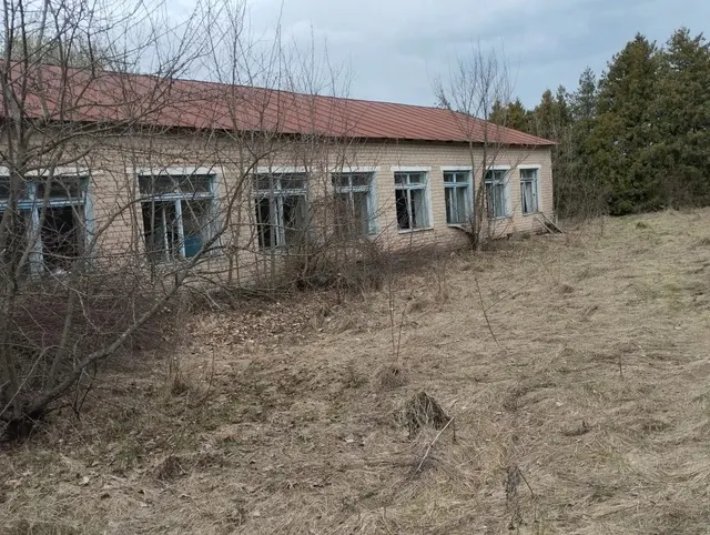 Земельный участок площадью 22 575 +/- 107 кв.м., кад.№: 48:14:1560105:12; административное здание 912,9 кв.м., здание котельной 116,4 кв.м., сооружение (уборная) 25,6 кв.м. по адресу: Липецкая обл, р-н Становлянский, с/п Михайловский сельсовет, с. Семенек, ул. Юрикова, д. 23