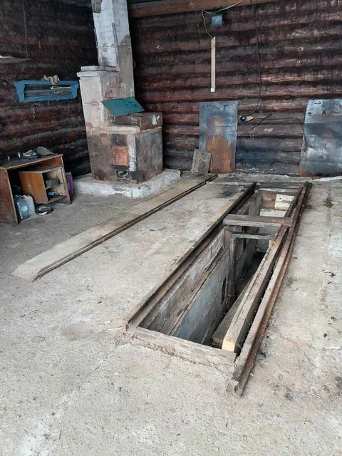 Земельный участок с кадастровым номером 11:07:4201005:20, РНФИ П11110001231, площадью 514 кв.м, с расположенным на нём объектом недвижимого имущества: здание гаража  с кадастровым номером 11:07:4201005:169, РНФИ П12110001051, площадью 29,6 кв.м, по адресу: Республика Коми, р-н. Усть-Куломский, с. Усть-Кулом, ул. Интернациональная, д. 56б