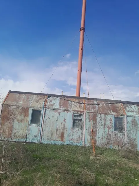 Здание котельной, назначение: нежилое, площадь 84 кв.м., кадастровый номер 48:13:1250201:44, местоположение Российская Федерация, Липецкая область, м.о. Липецкий, с. Троицкое, ул. Октябрьская, д. 83а. Земельный участок  площадью 311 кв.м, кадастровый номер 48:13:1250201:42, местоположение установлено относительно ориентира, расположенного в границах участка. Почтовый адрес ориентира: Липецкая область, р-н Липецкий, с/п Ленинский сельсовет, с Троицкое, ул. Октябрьская, уч. №83 а.