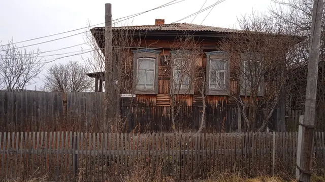 Нежилое здание (реестровый номер имущества - 22), площадью 42,0 кв.м., кадастровый номер 66:01:2501001:155 с земельным участком (реестровый номер имущества - 33098), площадью 258,0 кв.м., кадастровый номер 66:01:2501001:247, расположенное по адресу: Свердловская область, Алапаевский район, дер. Путилова, ул. Ленина, 19