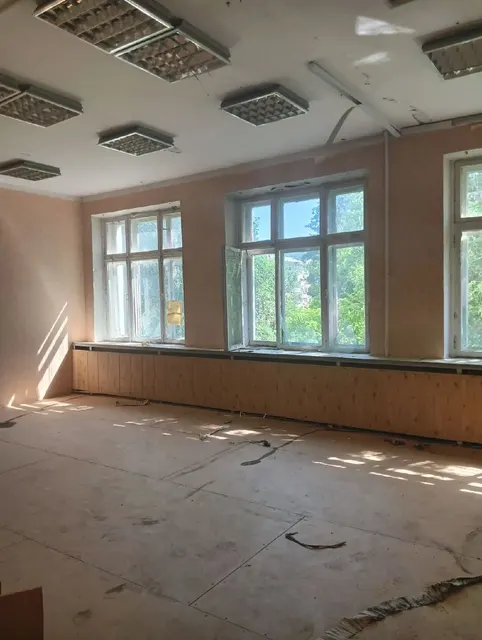 Продажа находящегося в федеральной собственности объекта недвижимого имущества площадью 4 214,5 кв. метра (кадастровый номер 24:58:0000000:755), расположенного по адресу: Российская Федерация, Красноярский край, г.о. ЗАТО город Железногорск,  г. Железногорск, ул. Советская, зд. 27, с одновременным предоставлением в аренду находящегося в федеральной собственности земельного участка площадью 6 179 кв. метров, на котором расположен такой объект недвижимого имущества.