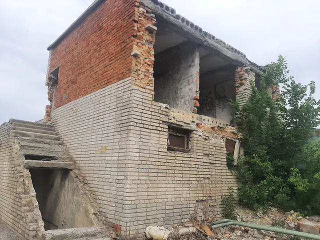 Здание, кадастровый номер: 45:25:060608:627, площадь: 165,0 кв.м., земельный участок, категория земель: земли населенных пунктов, виды разрешенного использования: деловое управление, кадастровый номер: 45:25:060606:337, площадь: 390,0 кв.м., по адресу г. Курган, микрорайон Утяк, ул. Садовая, 28а.