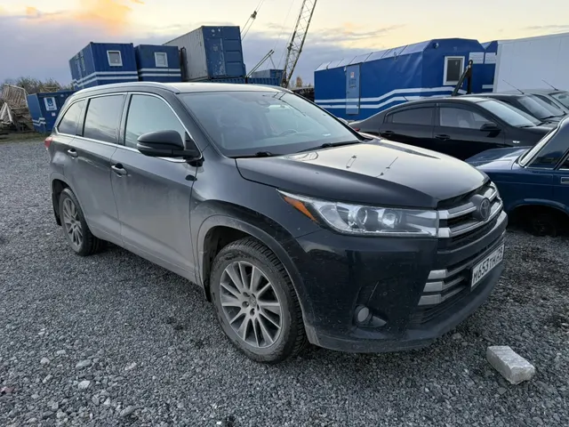 Транспортное средство Toyota Highlander, 2018 года выпуска, цвет - черный, VIN 5TDDZRFH50S822105, государственный номер M653TH29. Состояние ТС: в рабочем состоянии, небольшие царапины и сколы ЛКП, подкапотное пространство проверено, пробег 126370 км.