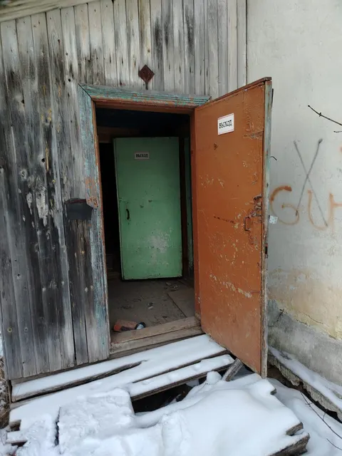 нежилое одноэтажное кирпичное здание площадью 156  кв.м. с кадастровым номером 10:07:0000000:8517, расположенное по адресу:  Российская Федерация, Республика Карелия, м.о. Сортавальский, пгт. Хелюля, ул. Инженерная, д. 22 с занимаемым земельным участком площадью 1 022 кв.м. с кадастровым номером 10:07:0050110:143, расположенным по адресу: Российская Федерация, Республика Карелия, м.о. Сортавальский, пгт. Хелюля. Земельный участок расположен в кадастровом квартале 10:07:0050110. Вид разрешенного